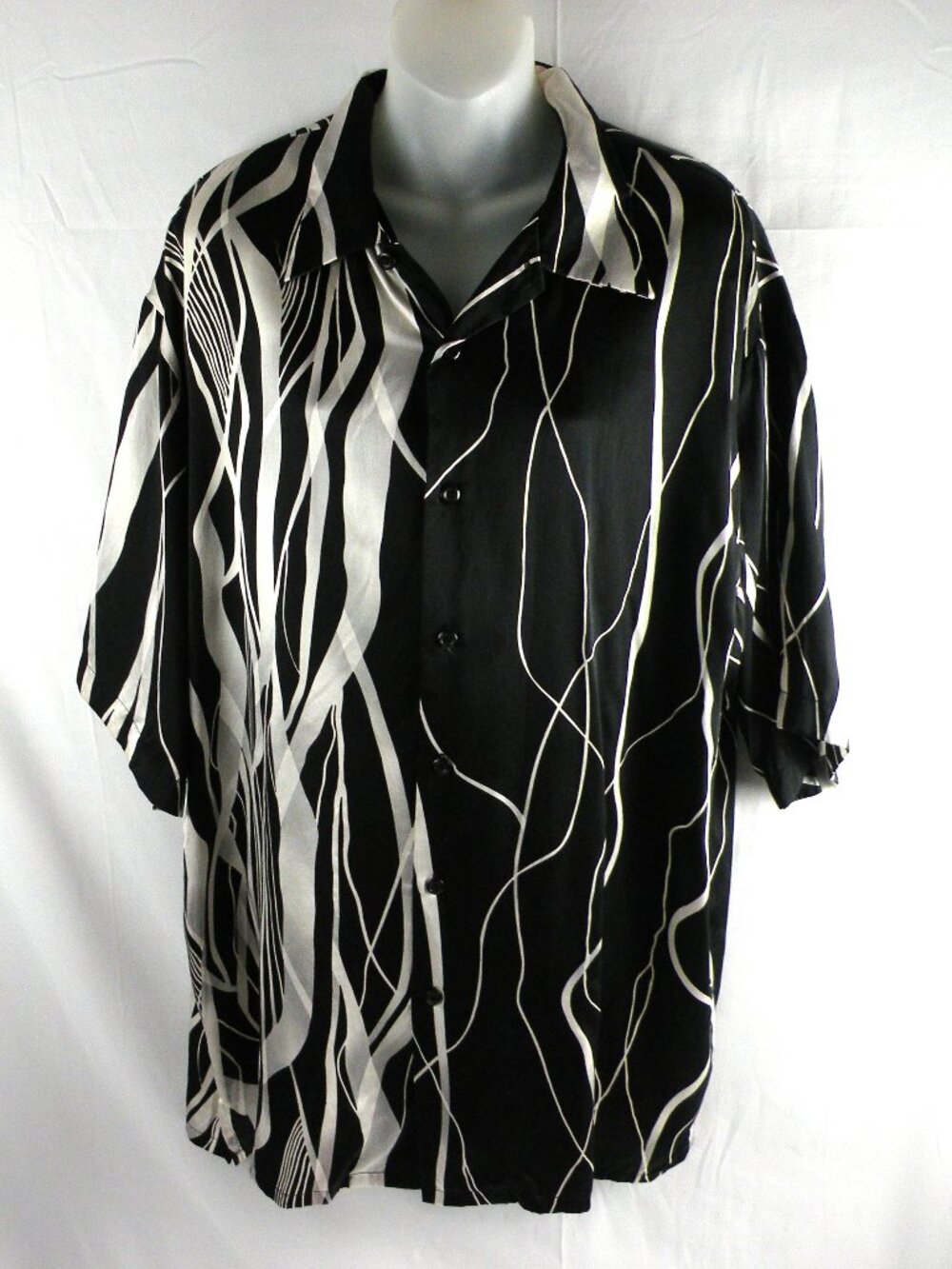 100% Silk Genelli black and white graphic short sleeve shirt L